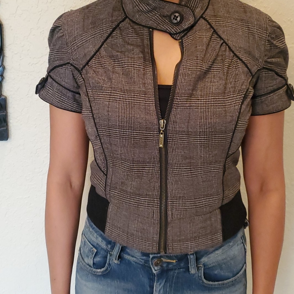Very stylish zip up top